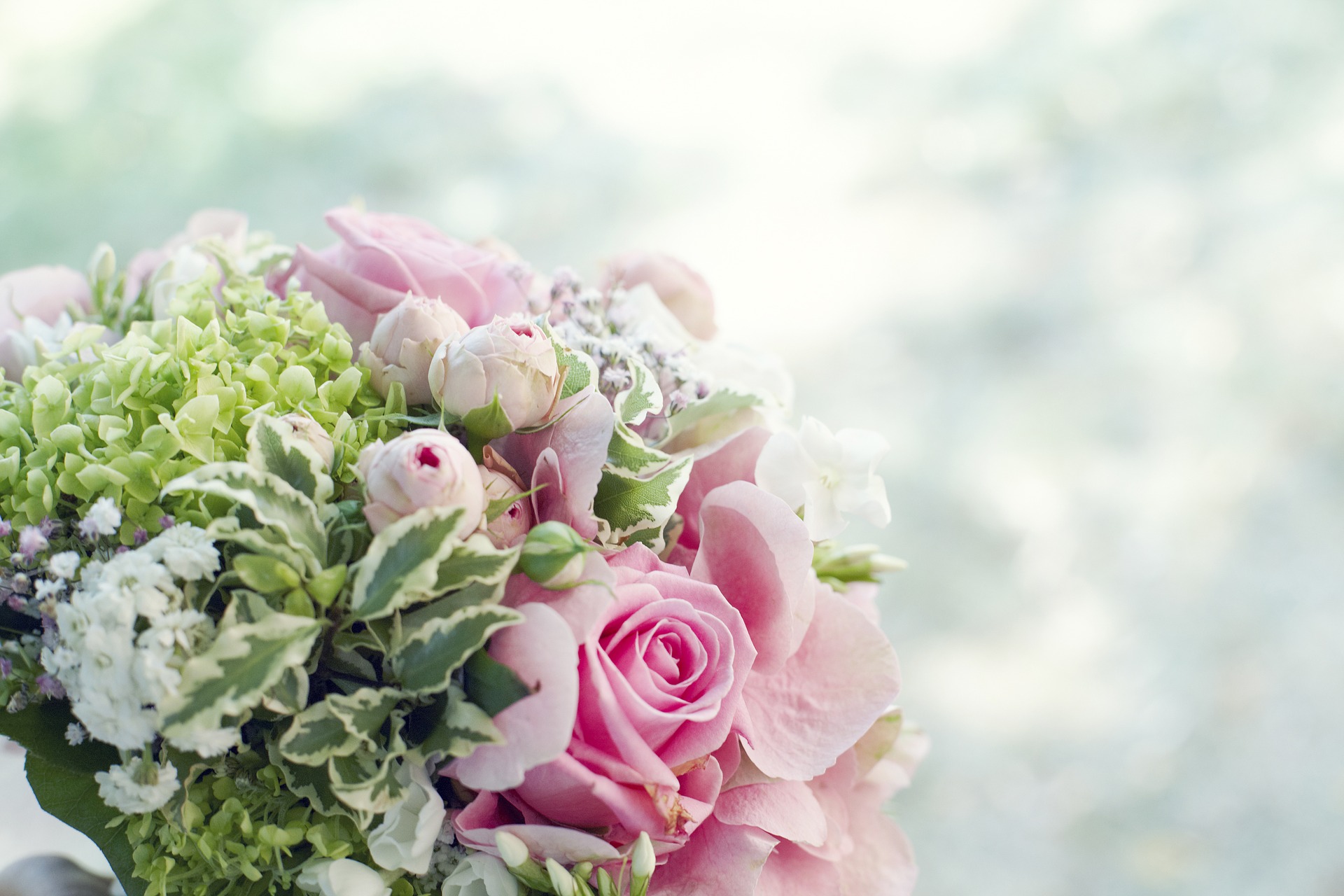 結婚祝いに花束を送るマナー解説 花言葉で種類を選べばいい